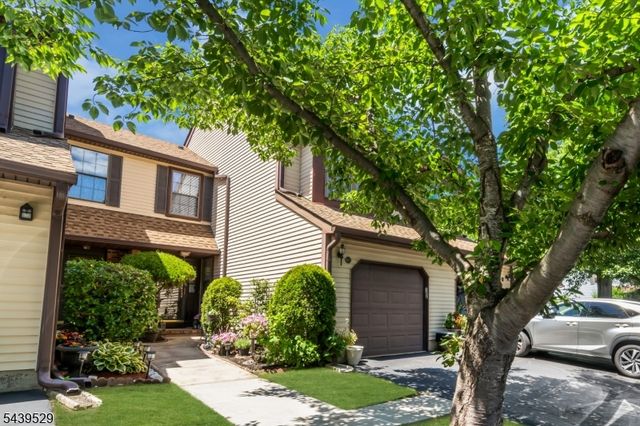 107 Bayberry Dr, Franklin Twp., NJ 08873