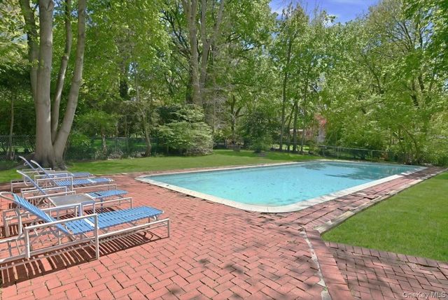 4 The Birches, Roslyn Estates, NY 11576