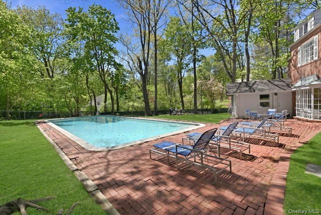 4 The Birches, Roslyn Estates, NY 11576
