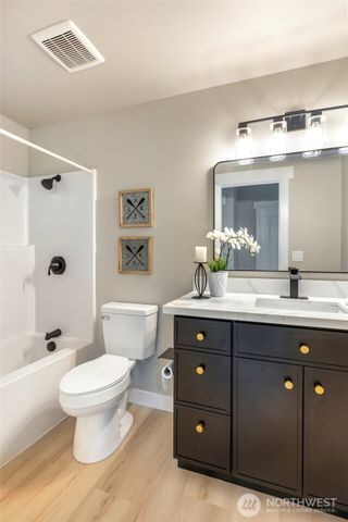 5732 Halls Lake Way, Lynnwood, WA 98036