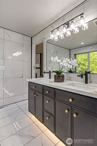 5732 Halls Lake Way, Lynnwood, WA 98036