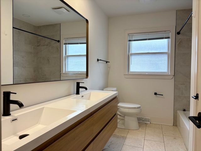 2538 W Arthur Avenue 2, Chicago, IL 60645