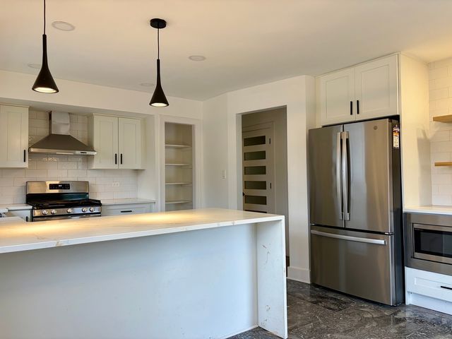 2538 W Arthur Avenue 2, Chicago, IL 60645