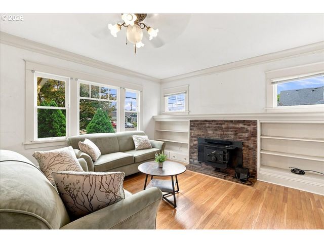 923 Hoffman St, Woodland, WA 98674