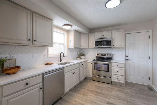 7708 NE 53rd Street, Kansas City, MO 64119