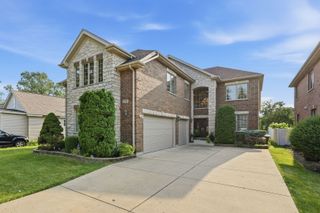 2272 Eastview Drive, Des Plaines, IL 60016