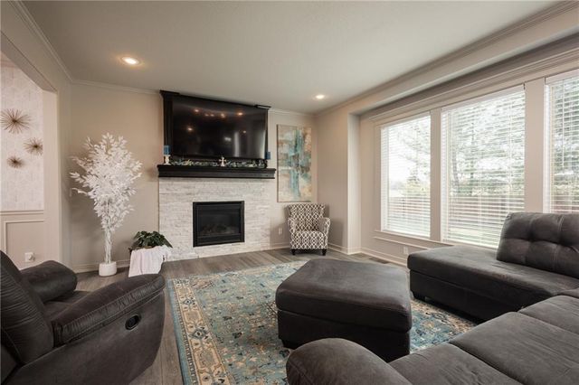 104 SW Greenbriar Drive, Blue Springs, MO 64064