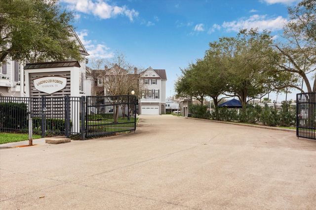 2447 Lakewood Pointe, Seabrook, TX 77586