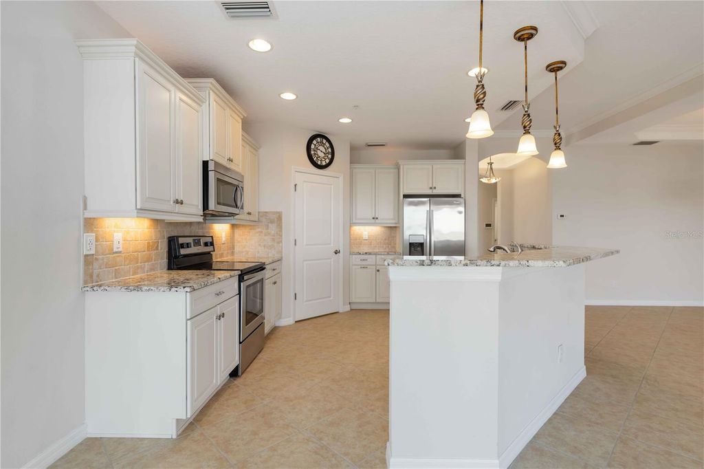 Image 18 of property listing at 1264 RIVERSCAPE STREET B, Bradenton, FL 34208