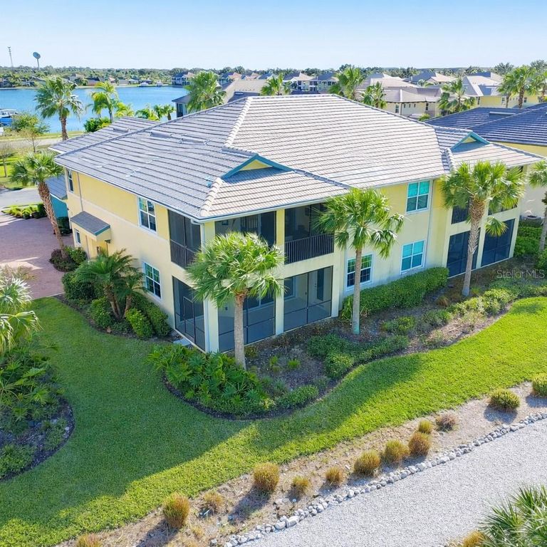 Image 3 of property listing at 1264 RIVERSCAPE STREET B, Bradenton, FL 34208