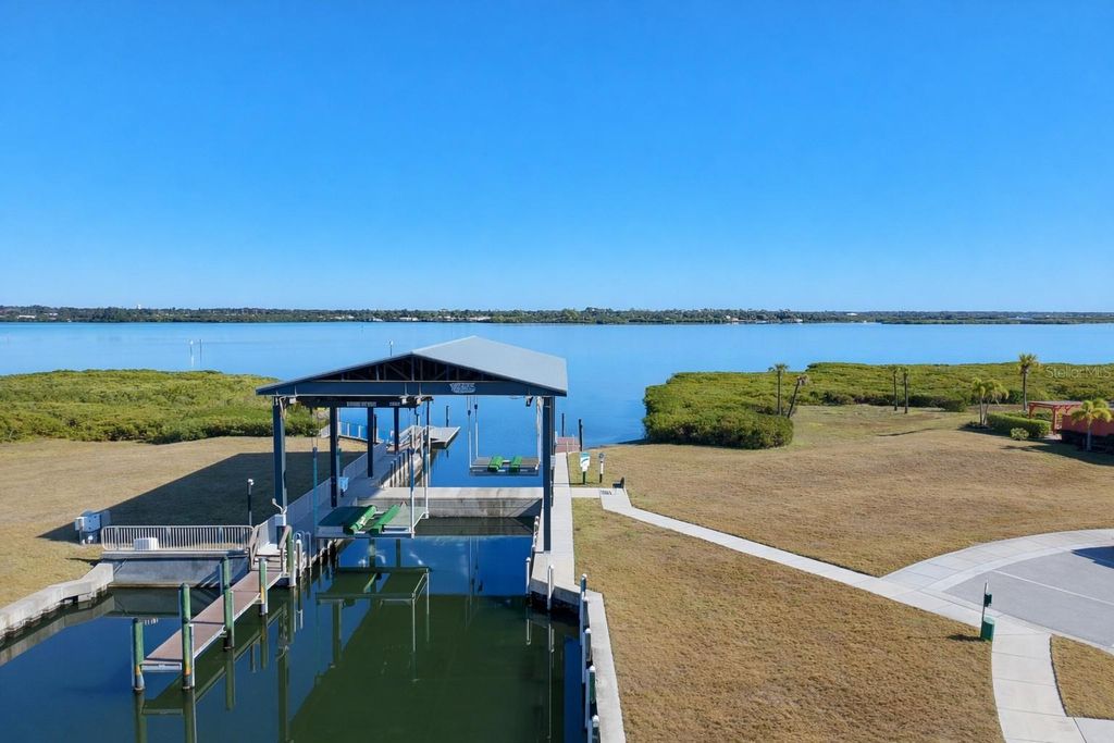 Image 42 of property listing at 1264 RIVERSCAPE STREET B, Bradenton, FL 34208