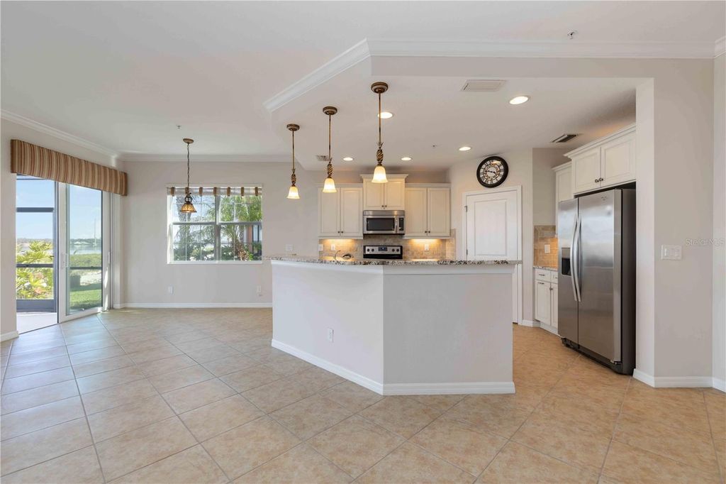 Image 7 of property listing at 1264 RIVERSCAPE STREET B, Bradenton, FL 34208