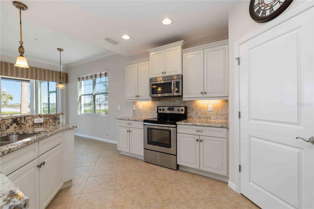 Image 8 of property listing at 1264 RIVERSCAPE STREET B, Bradenton, FL 34208