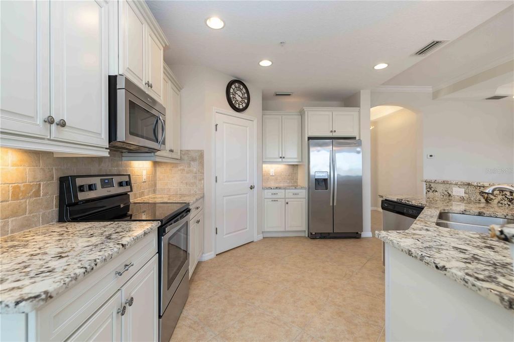 Image 9 of property listing at 1264 RIVERSCAPE STREET B, Bradenton, FL 34208