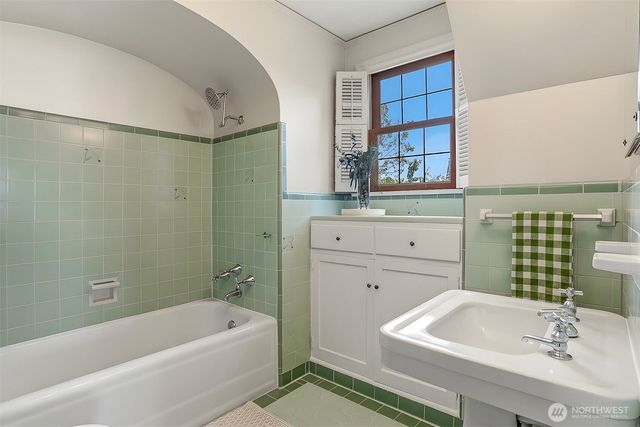 2301 Rosemont Place W, Seattle, WA 98199