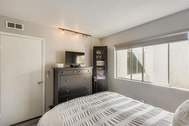 5059 La Cuenta Dr, San Diego, CA 92124