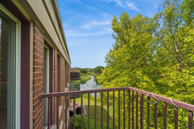402 Kelburn Road 323, Deerfield, IL 60015
