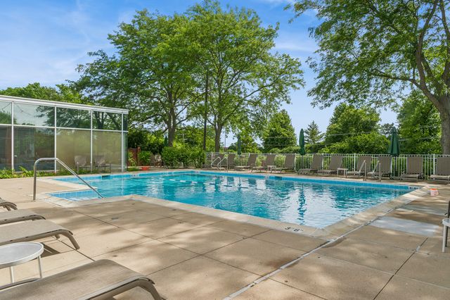 402 Kelburn Road 323, Deerfield, IL 60015