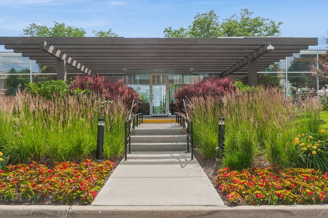 402 Kelburn Road 323, Deerfield, IL 60015