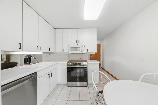 402 Kelburn Road 323, Deerfield, IL 60015