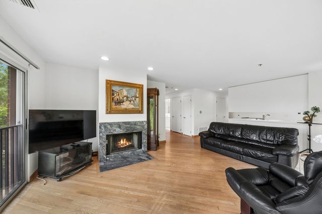 402 Kelburn Road 323, Deerfield, IL 60015