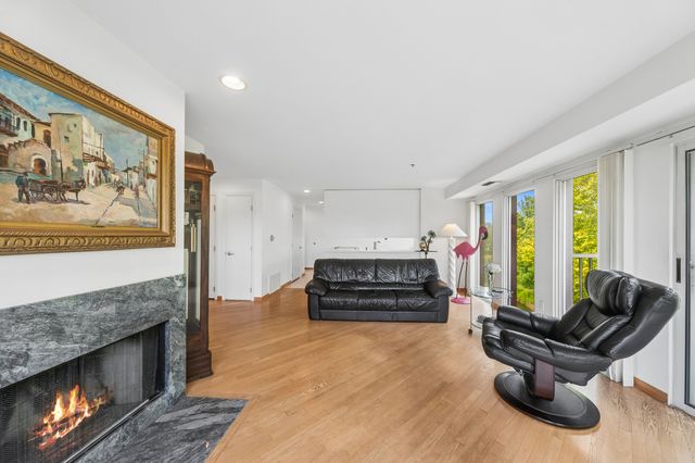 402 Kelburn Road 323, Deerfield, IL 60015