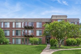 402 Kelburn Road 323, Deerfield, IL 60015