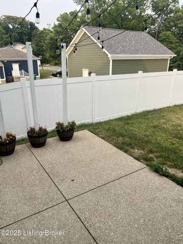 13512 Park Springs Ln, Louisville, KY 40245