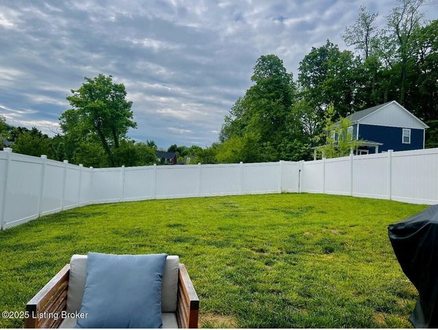 13512 Park Springs Ln, Louisville, KY 40245