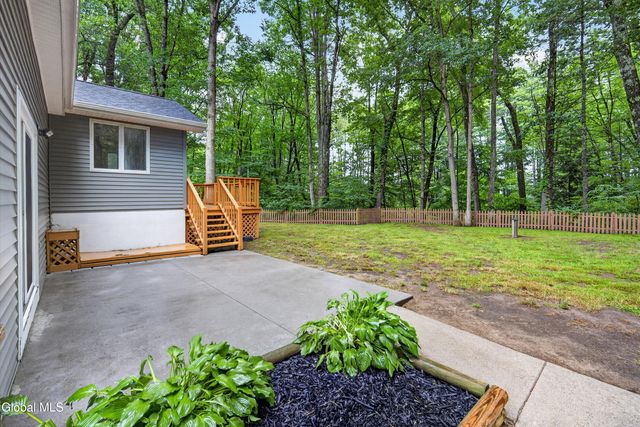 8 Cedarcrest Drive, Wilton, NY 12866