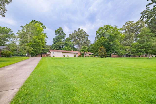 1915 Country Club Dr, Tullahoma, TN 37388