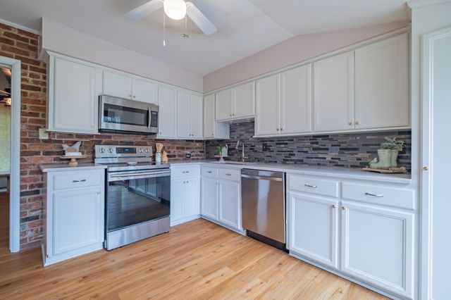 1915 Country Club Dr, Tullahoma, TN 37388