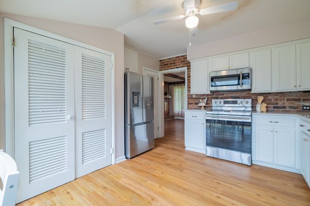 1915 Country Club Dr, Tullahoma, TN 37388