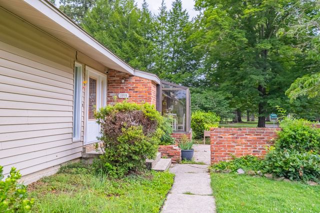 1915 Country Club Dr, Tullahoma, TN 37388
