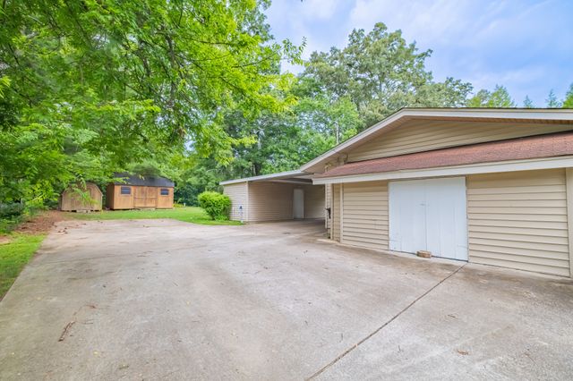 1915 Country Club Dr, Tullahoma, TN 37388