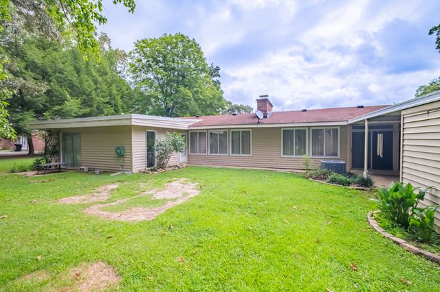 1915 Country Club Dr, Tullahoma, TN 37388