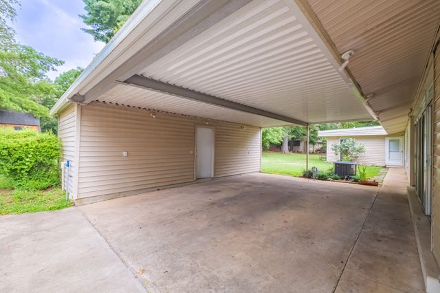 1915 Country Club Dr, Tullahoma, TN 37388