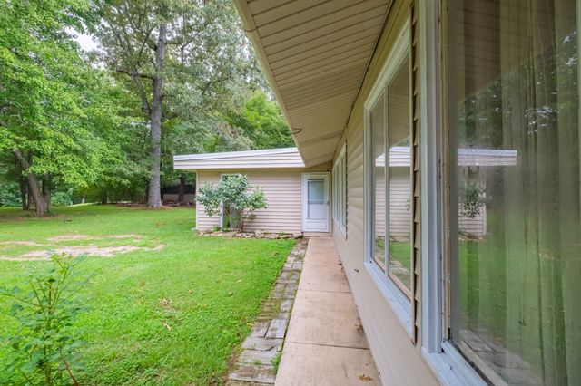 1915 Country Club Dr, Tullahoma, TN 37388