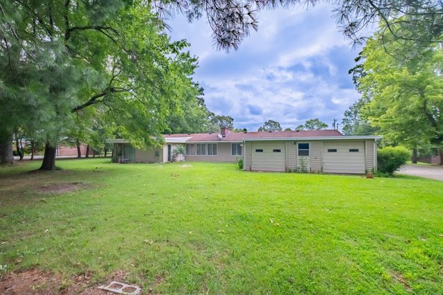 1915 Country Club Dr, Tullahoma, TN 37388