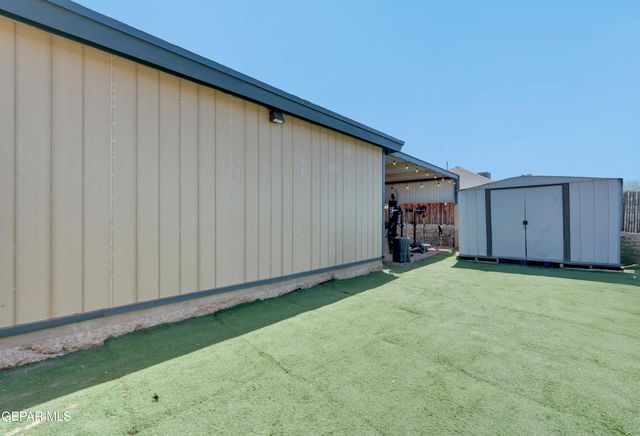10300 Valle Suave Drive, Socorro, TX 79927