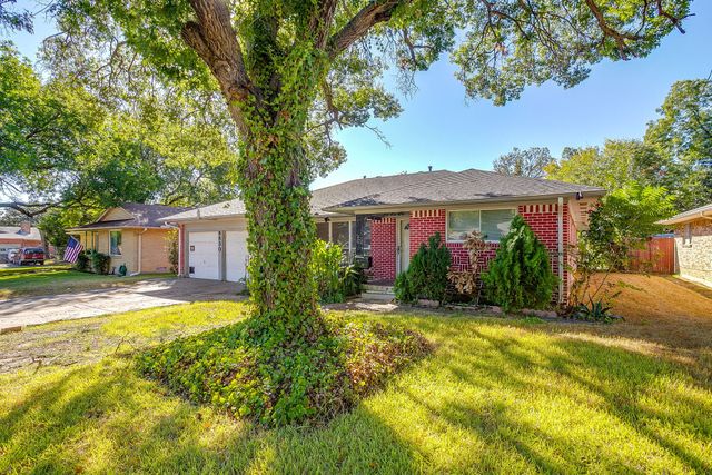 8830 Lapanto Lane, Dallas, TX 75227