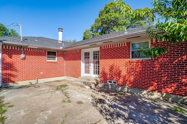 8830 Lapanto Lane, Dallas, TX 75227