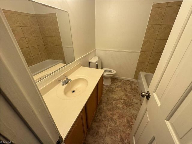 1303 W Meadowview Road G, Greensboro, NC 27403