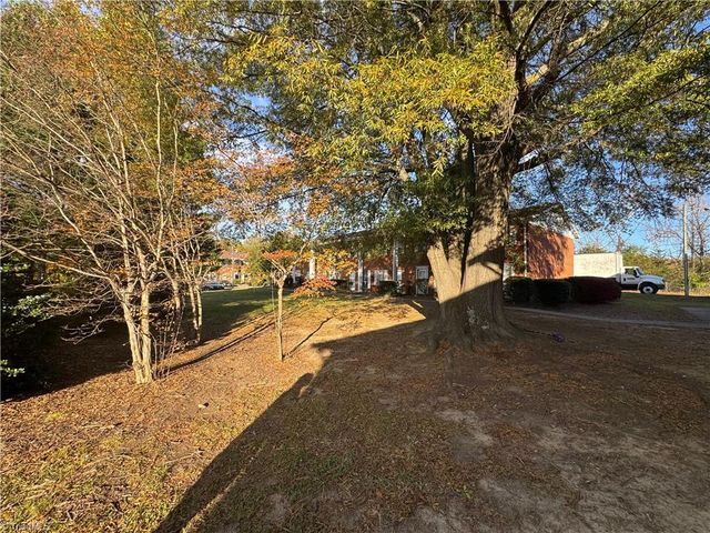 1303 W Meadowview Road G, Greensboro, NC 27403