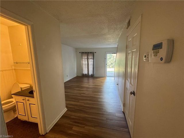 1303 W Meadowview Road G, Greensboro, NC 27403