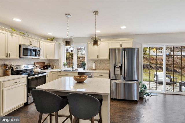 226 LOGHES DR, Manheim, PA 17545