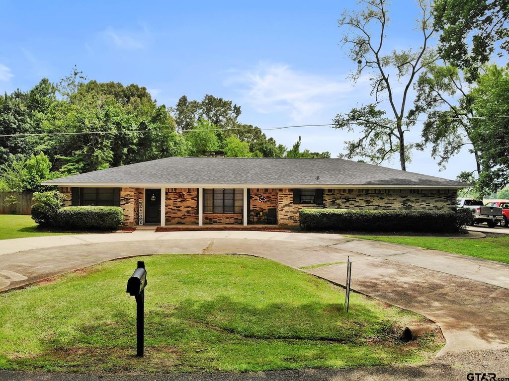 1413 Irvin Parkway, Daingerfield, TX 75638