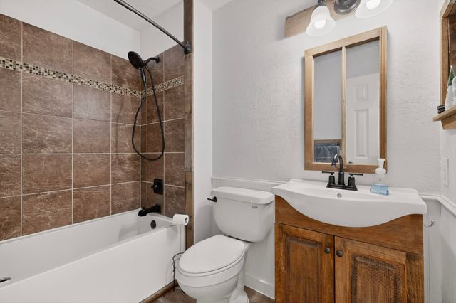 417 Creekmeadow Lane, Lewisville, TX 75067