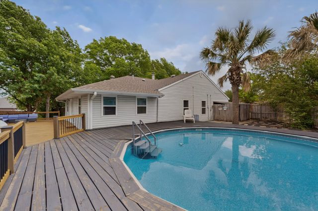 417 Creekmeadow Lane, Lewisville, TX 75067