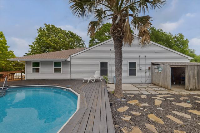 417 Creekmeadow Lane, Lewisville, TX 75067